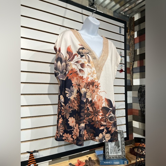 Cream & Tan floral tee size XL - Picture 3 of 8